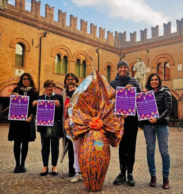 fotografia promozione evento in piazza Guercino con alcuni commercianti e vice sindaco e uova di cioccolato in premio