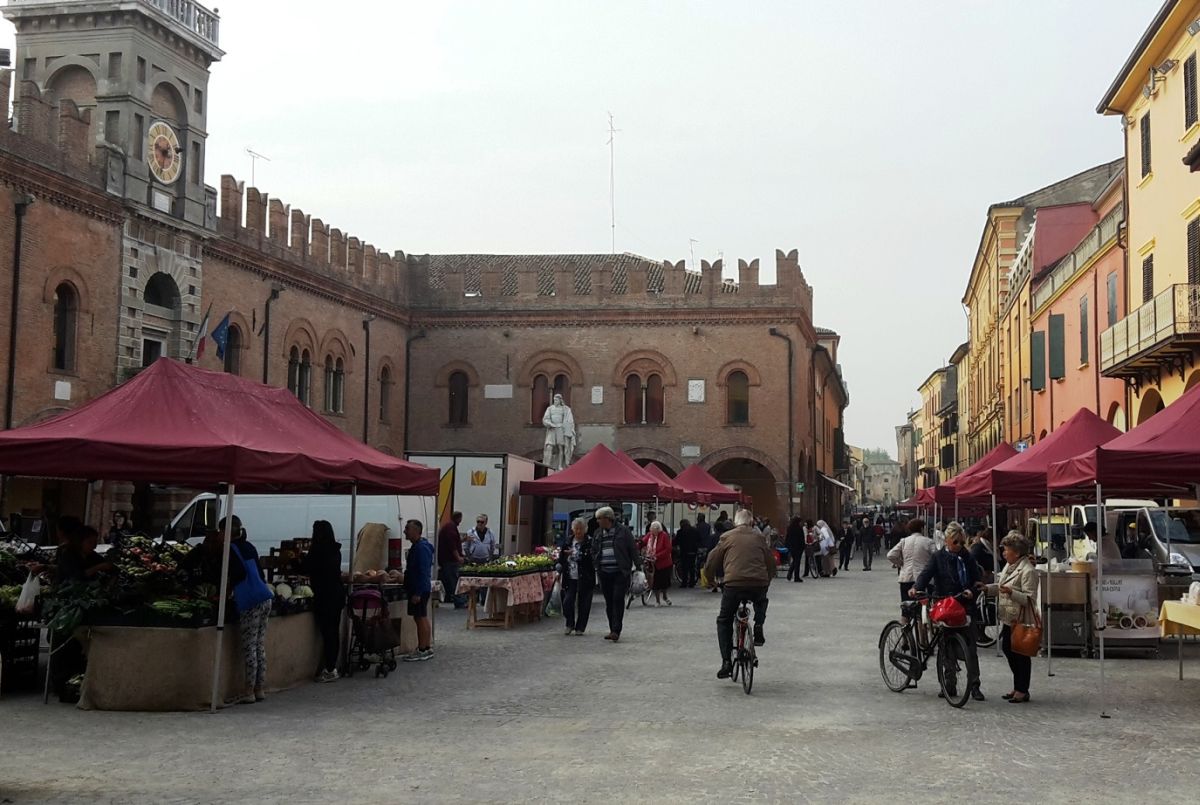 fotografia mercato contadino in piazza Guercino a Cento
