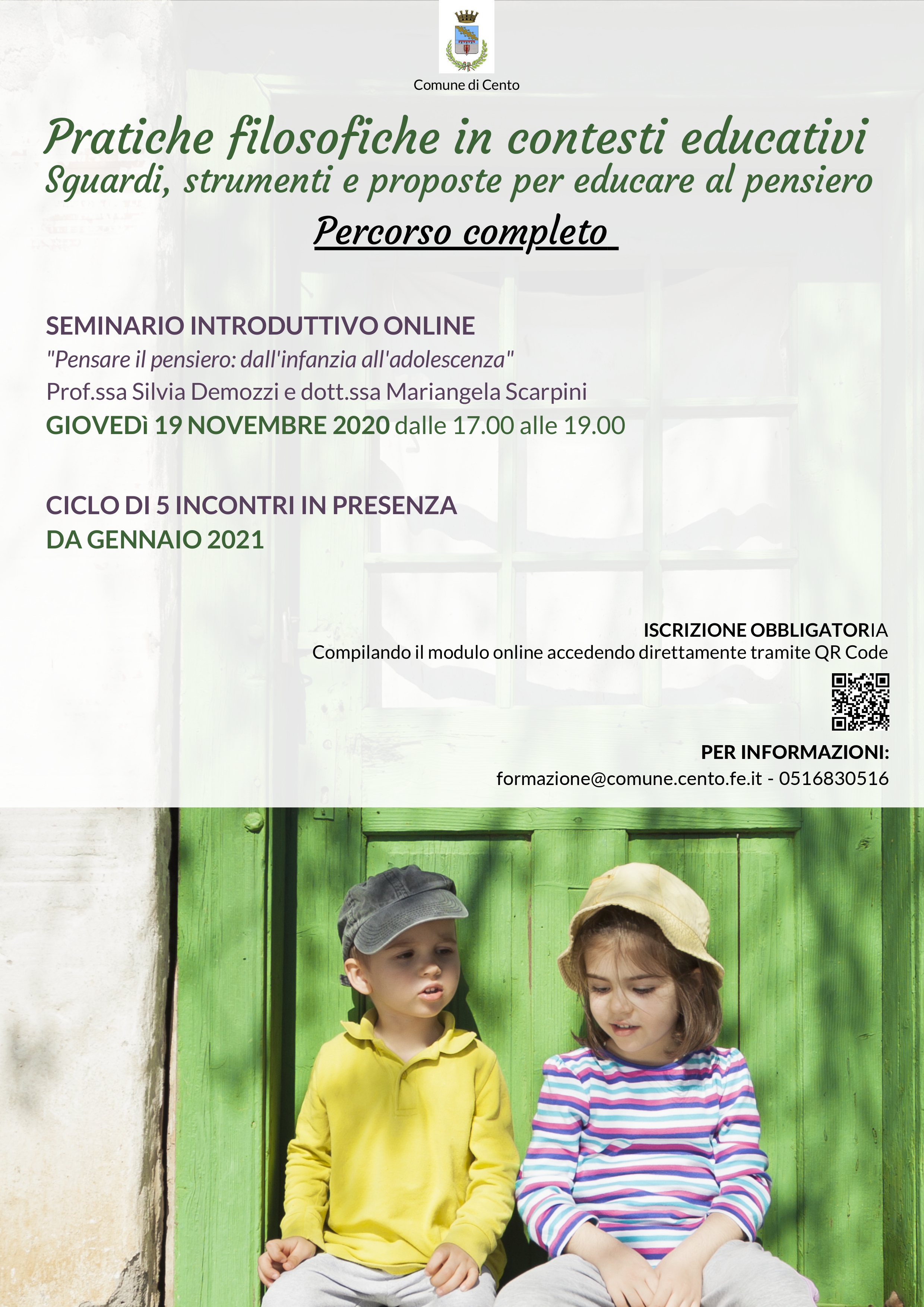 locandina descrizione seminario e fotografia di una bambina e un bambino vestiti colorati a sedere