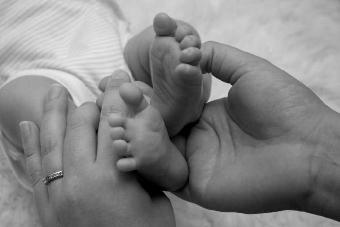 mani mamma massaggiano piedi neonato