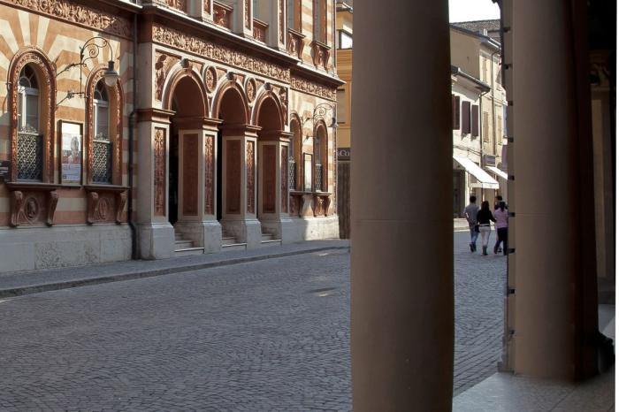 portico via Guercino fronte Teatro verso la Rocca