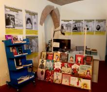 spazio biblioteca civica di Cento con bibliografie per donne e bambine