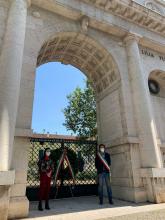 Sindaco e rappresentante ANPI davanti al Monumento ai Caduti di Cento