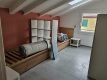 una camera con due letti appartamento della Fondazione Zanandrea