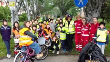 gruppo alunni ciclisti con agenti PL e Croce Rossa Italiana