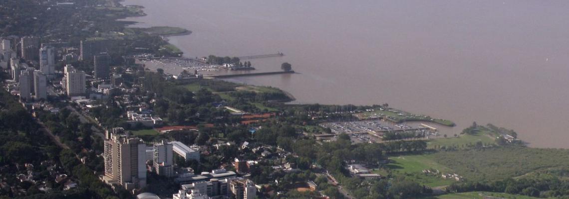 veduta aerea città di Buenos Aires e del fiume Rio de La Plata