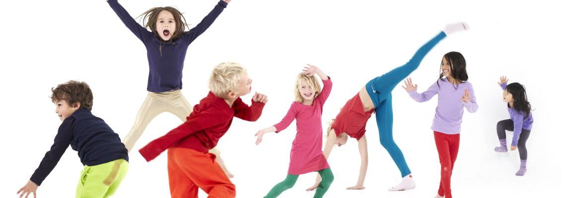 gruppo di bambini che salta e balla