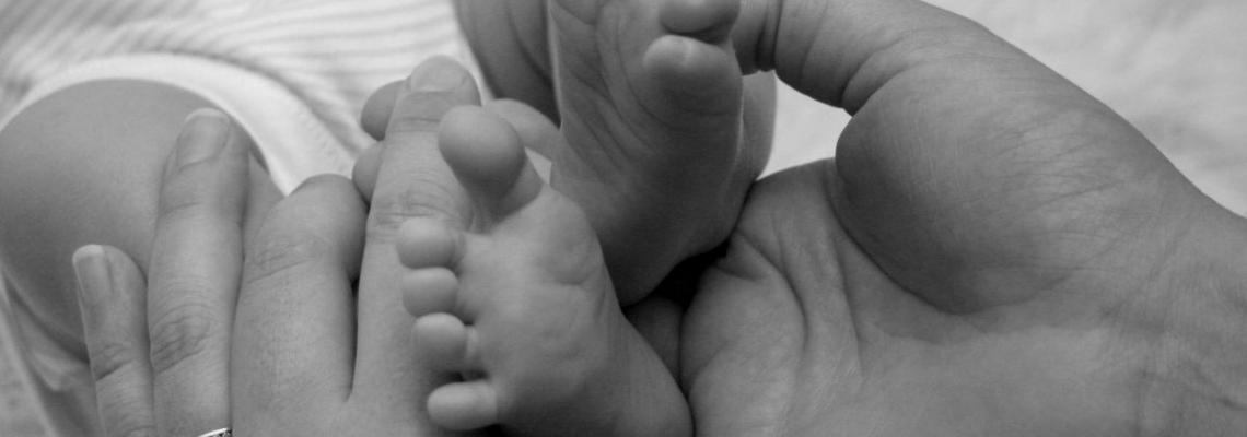 mani mamma massaggiano piedi neonato