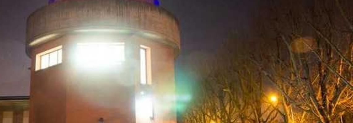 esterno dell'Osservatorio a colori con astrofili e telescopio